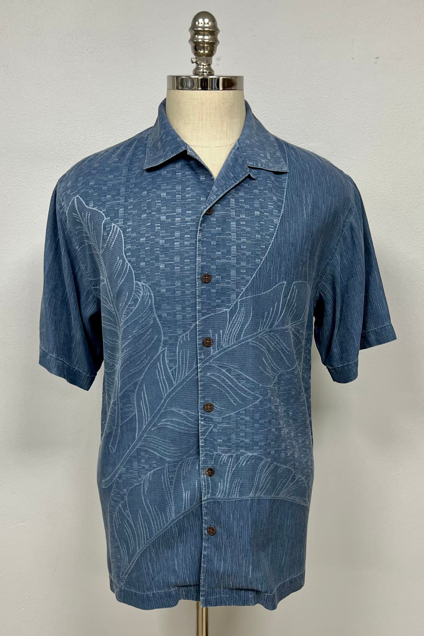 Camisa de botones Tommy Bahama  🌴color azul con diseño de hojas Talla M Entalle Regular