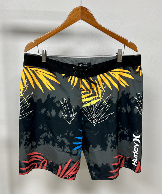 Short de baño Hurley 🏄🏽‍♂️ color negro y gris con patrón de hojas, de 19” de largo Talla XL (36)