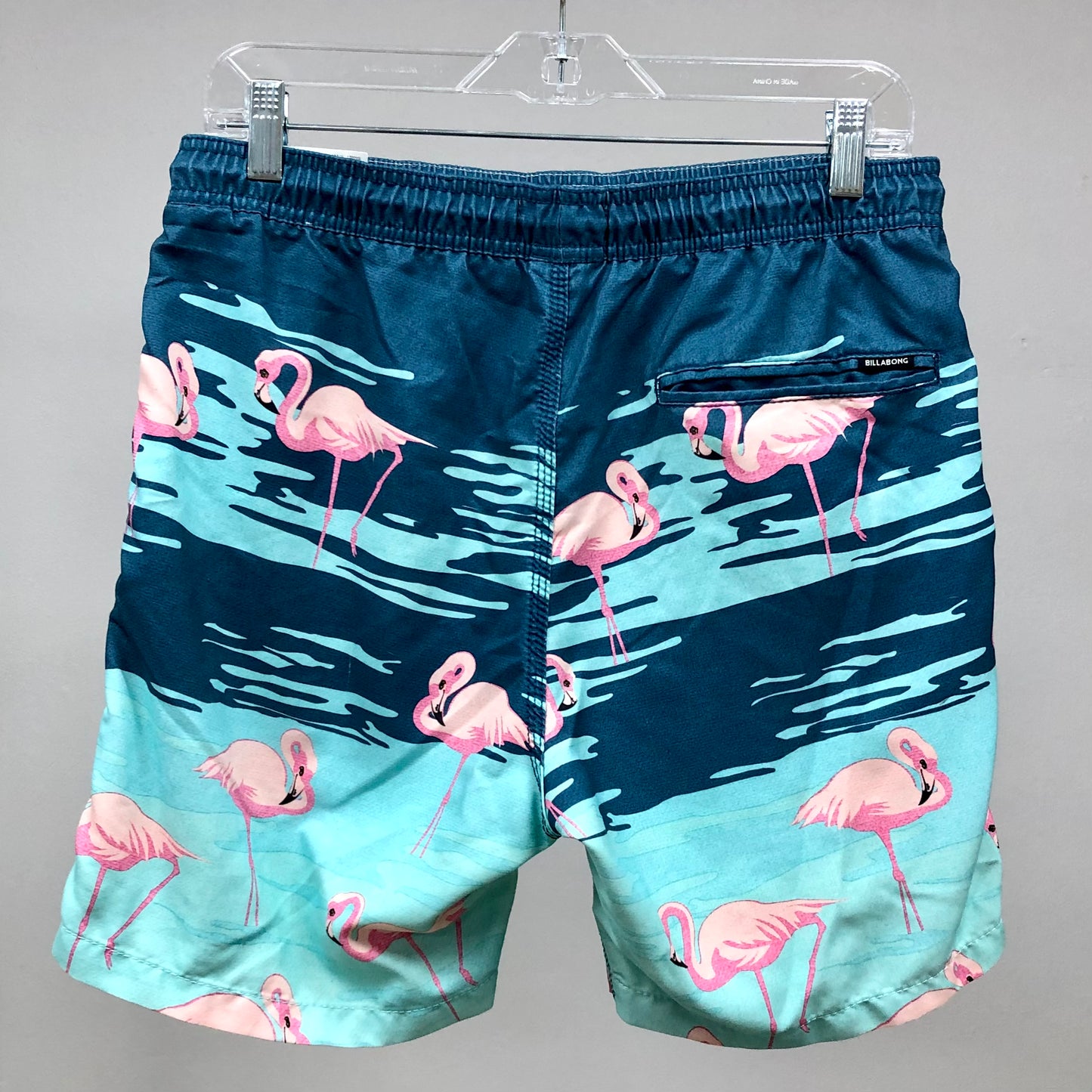 Short de baño Billabong 🏄🏽‍♂️ color azul y celeste con diseño de flamingos con logo en color negro Talla M