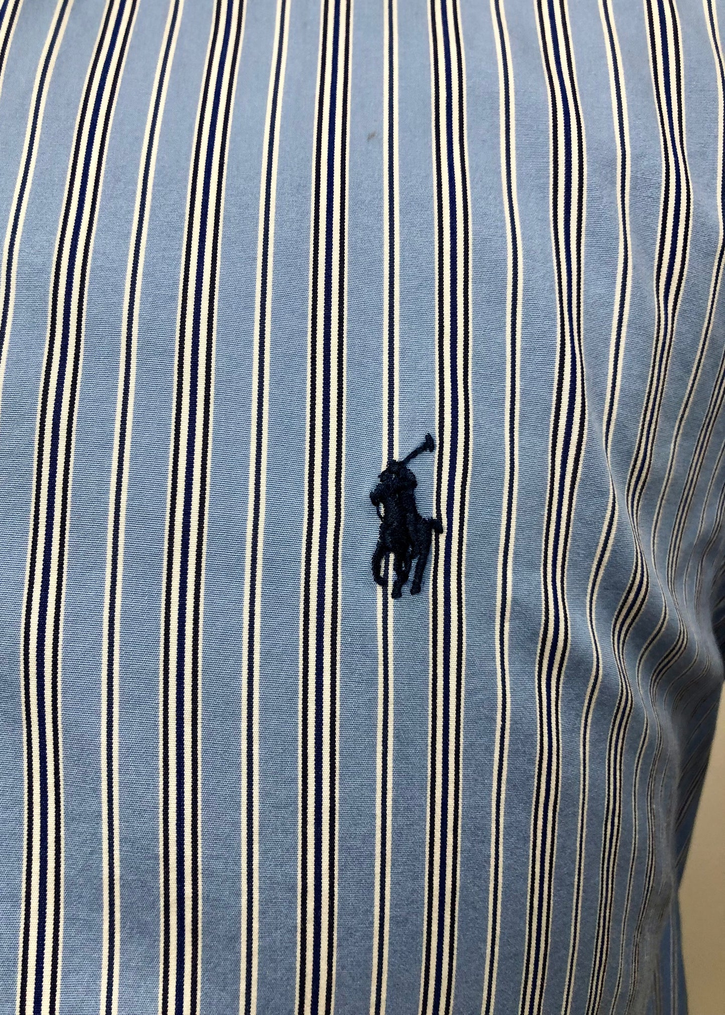 Camisa celeste con patron de rayas en color negro y blanco Polo Ralph Lauren 🏇🏼 Talla L Entalle Regular