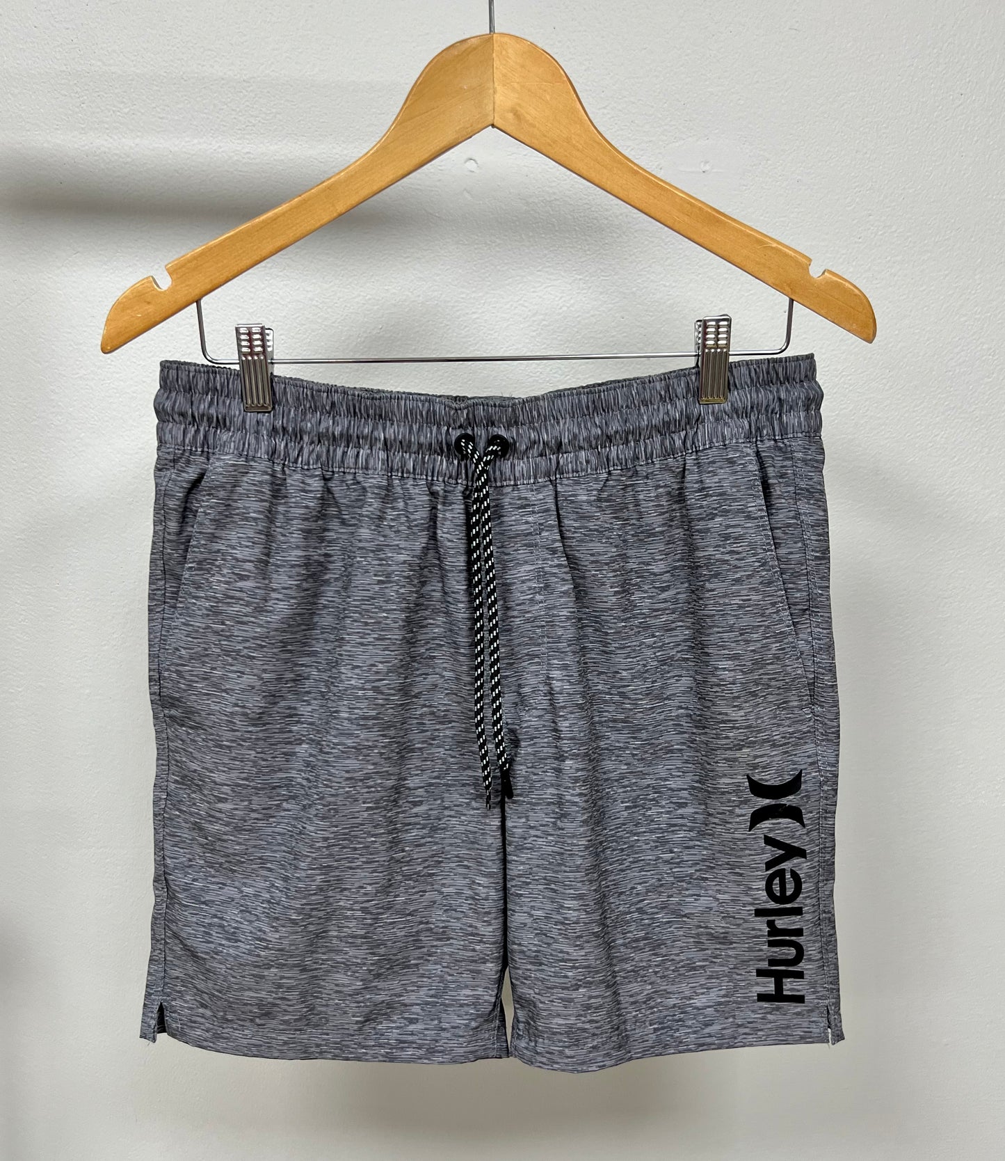 Short de baño Hurley 🏄🏽‍♂️ gris degradado y logo en color negro talla S