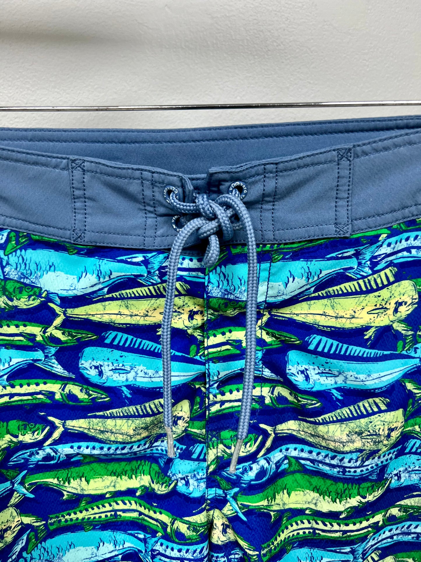 Boardshort de baño en color azul y diseño de peces en verde y aqua Vineyard Vines talla 32