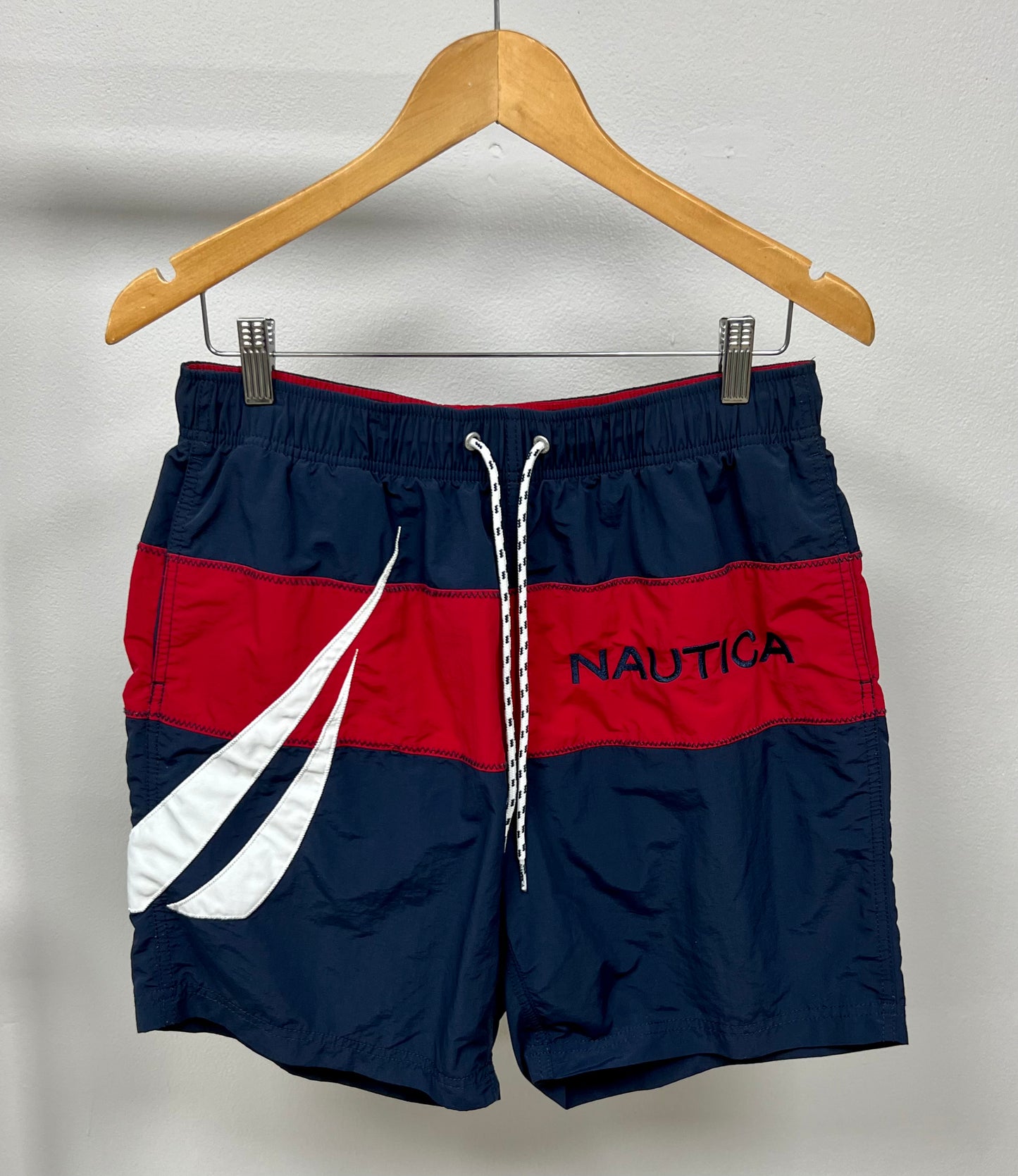 Short de baño color azul navy con franjas en color rojo y logo en color blanco Nautica ⚓️ talla M