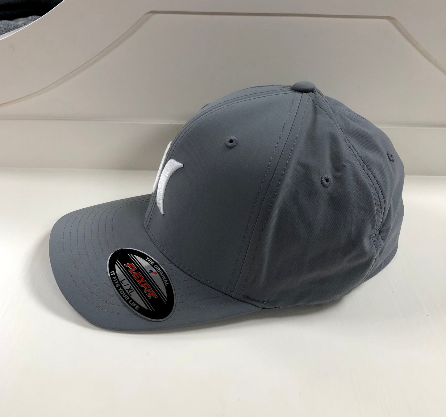 Gorra Hurley 🏄🏽‍♂️ color gris y logotipo en color blanco