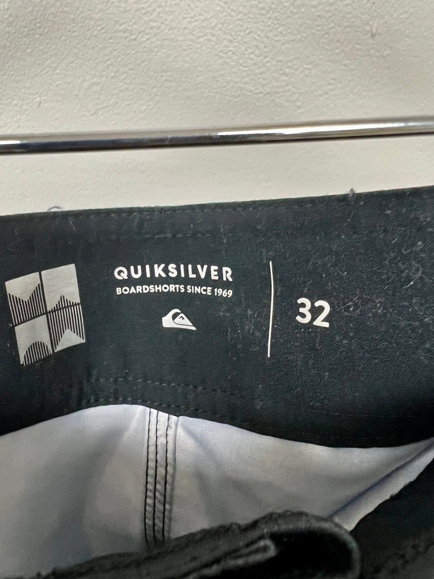 Traje de baño QuickSilver 🏄🏽‍♂️ con patrón de rayas en color azul, celeste y blanco con logo en color negro Talla Medium (32)