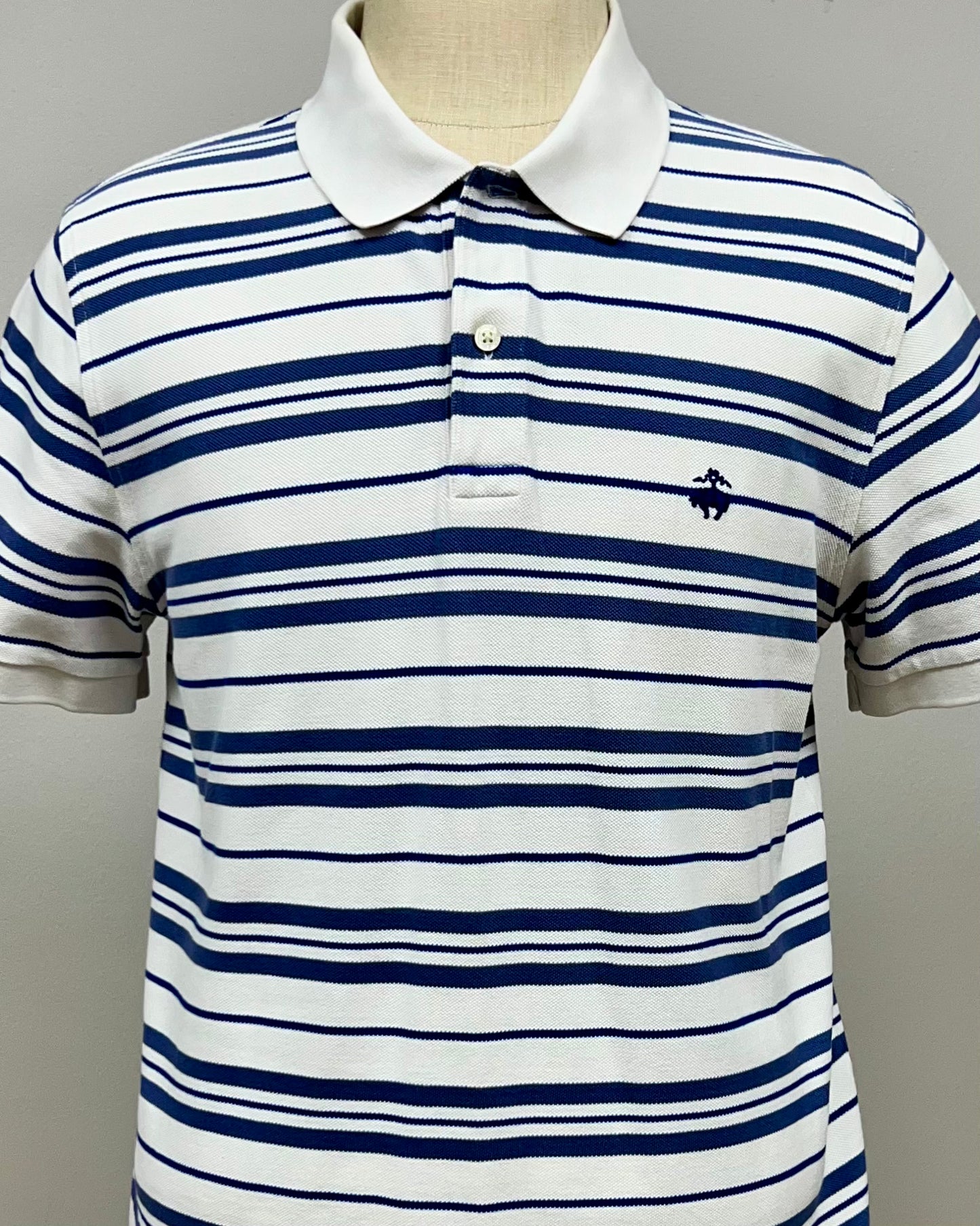 Camiseta Polo Brooks Brothers 🐑 color blanco con patrón de rayas azules Talla XL Slim Fit