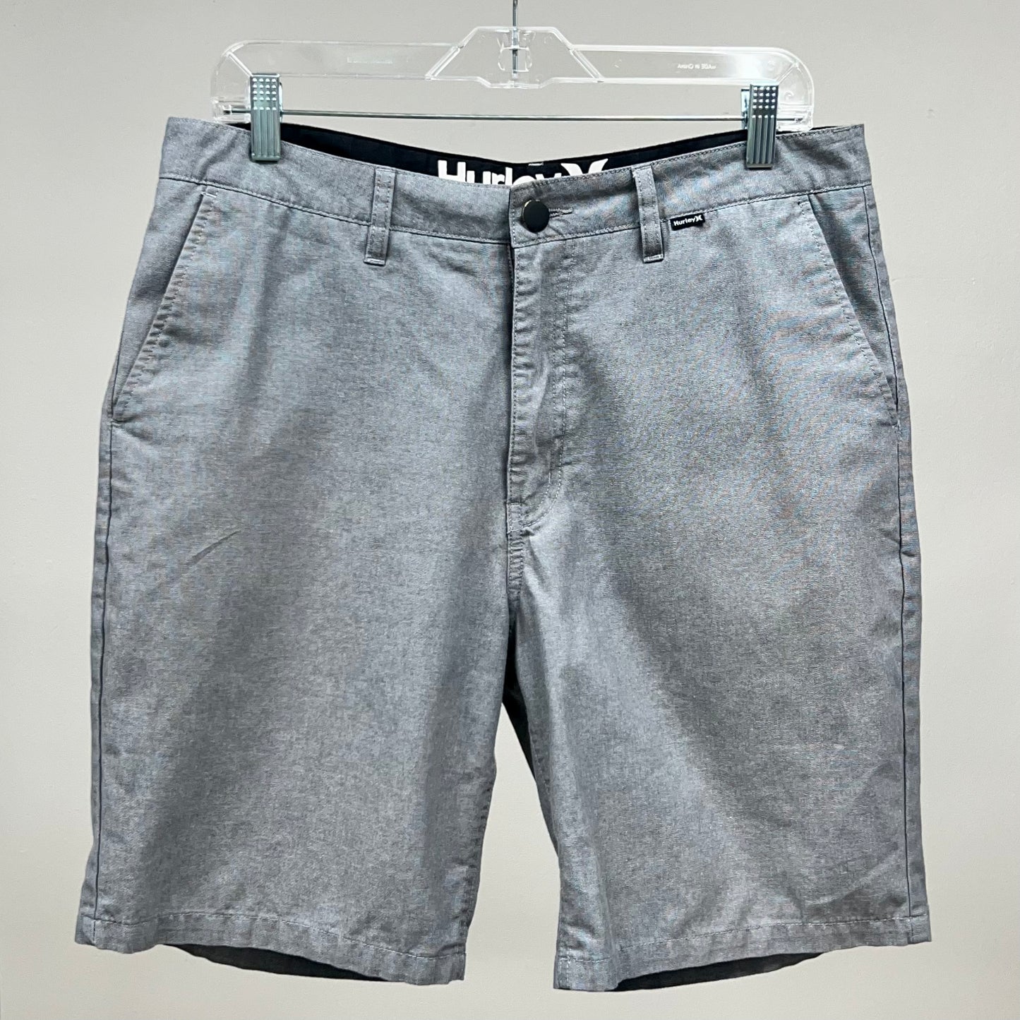 Short Casual Hurley 🏄🏽‍♂️ color Gris entalle clásico talla 32