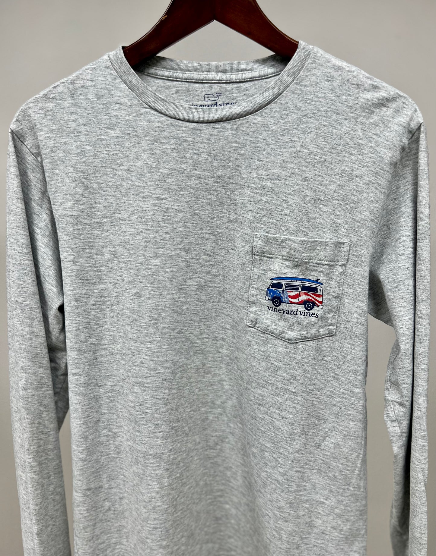 Camiseta de bolsillo Vineyard Vines 🐳 color gris con Diseño de Vans Talla Small