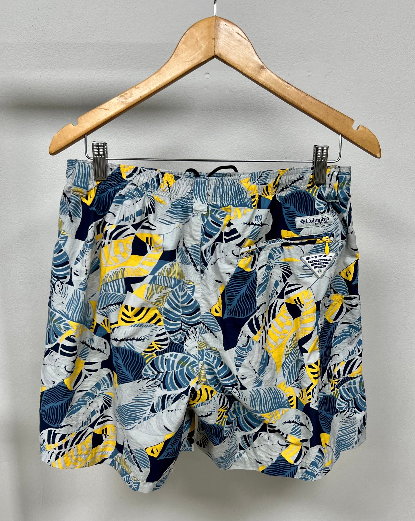 Short de baño Columbia con diseño de hojas en color amarillo, azul y celeste, talla M