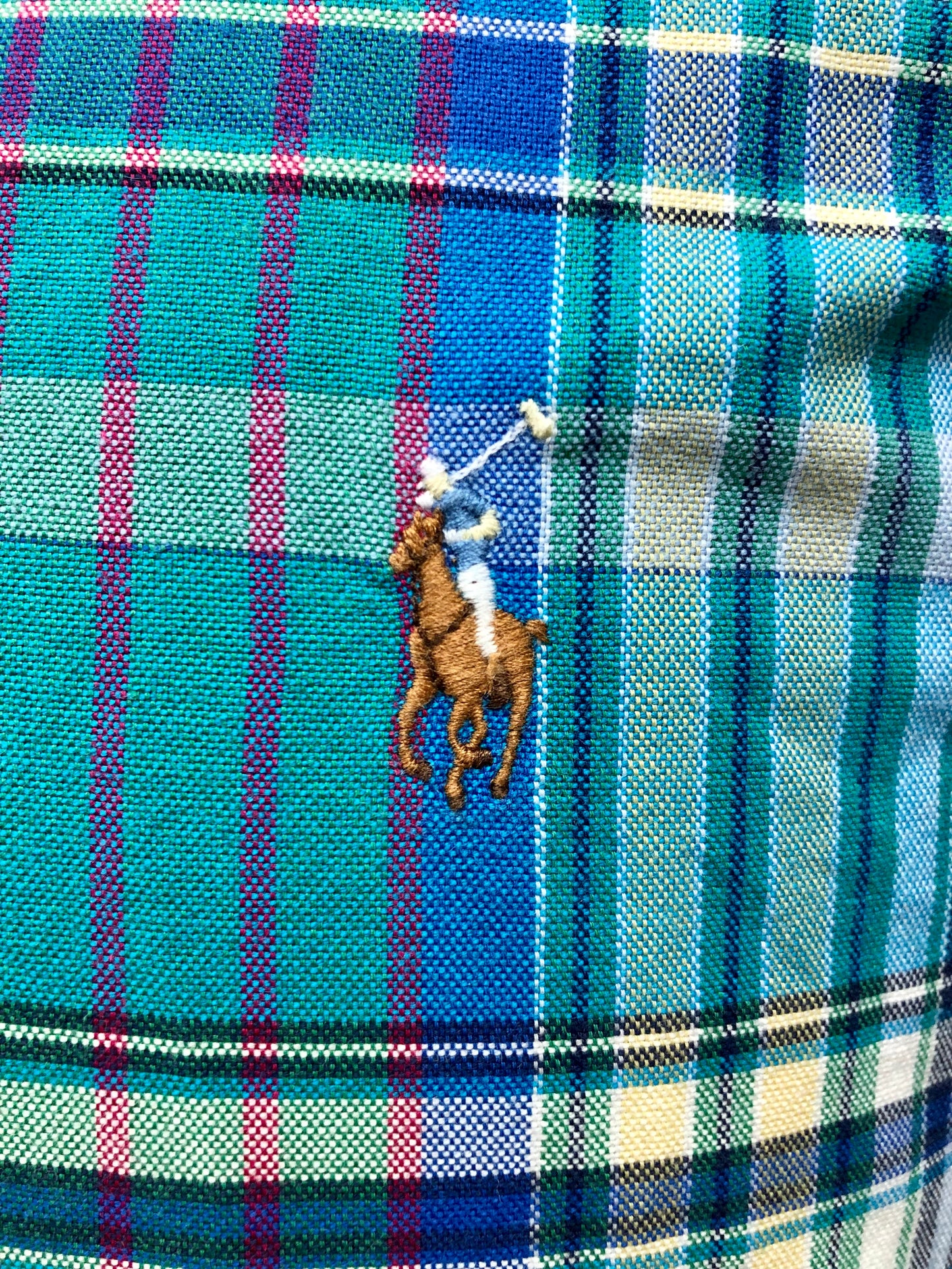 Camisa Polo Ralph Lauren 🏇🏼 con patron de cuadros tartán en color verde esmeralda, azul navy y celeste  Talla M Entalle Slim Fit