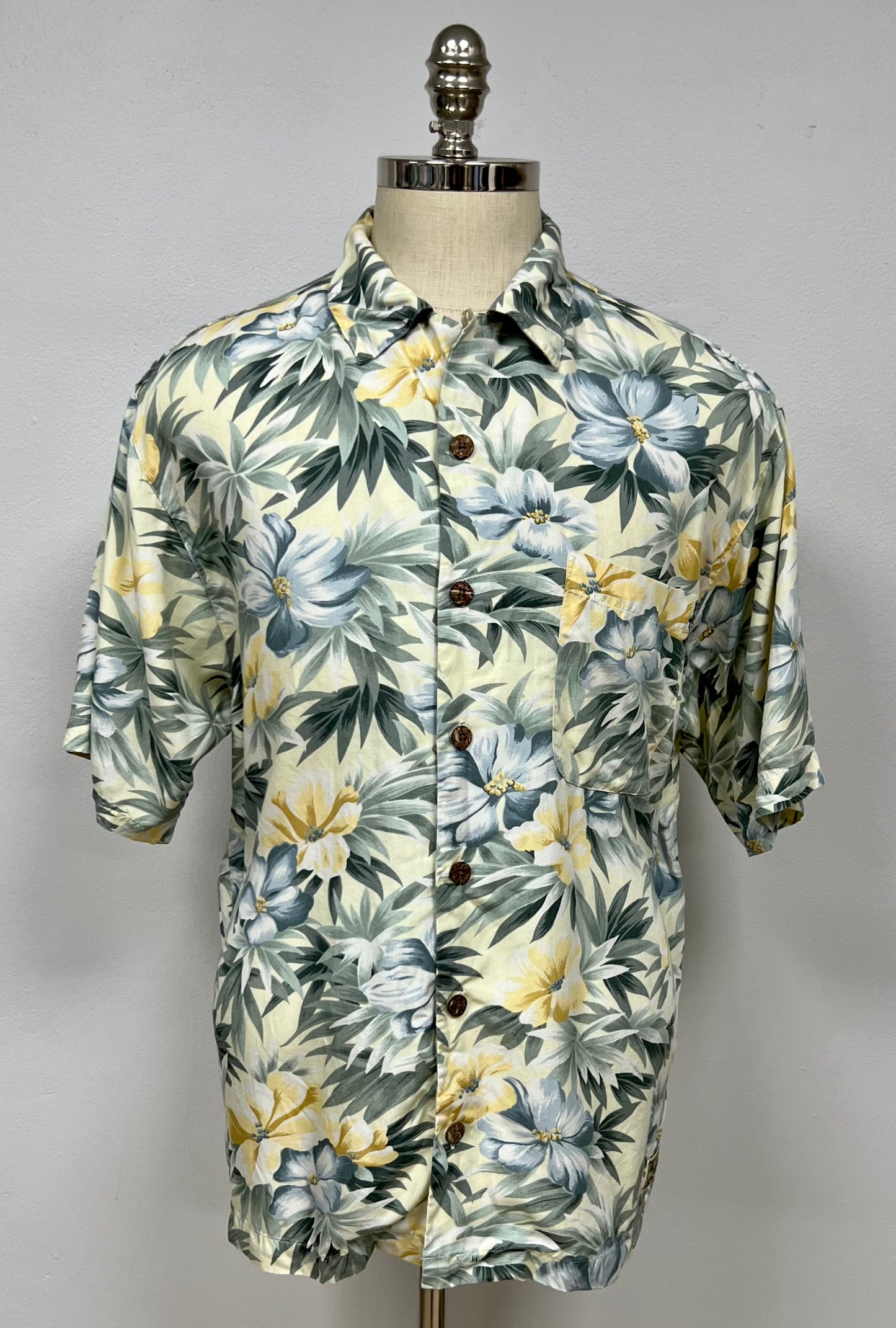 Camisa de botones Tommy Bahama 🌴 amarillo claro con diseño de hojas y flores Talla L Entalle Regular