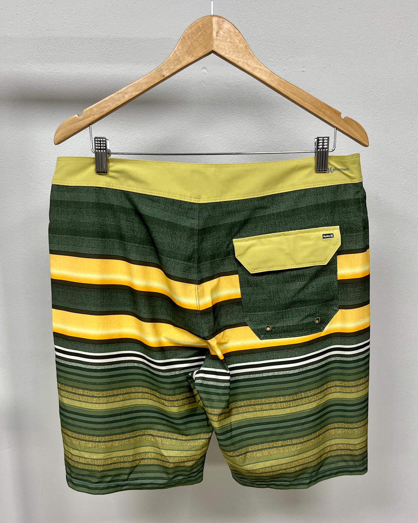 Traje de baño Hurley 🏄🏽‍♂️ con patrón de rayas en color verde y amarillo con logo en color blanco Talla Medium (32)