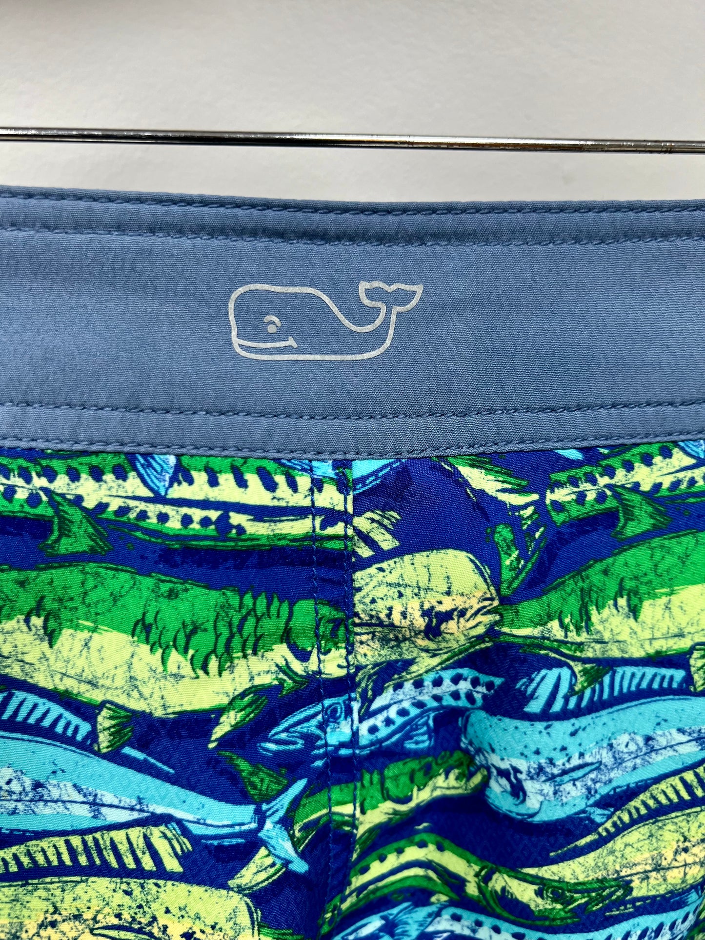 Boardshort de baño en color azul y diseño de peces en verde y aqua Vineyard Vines talla 32