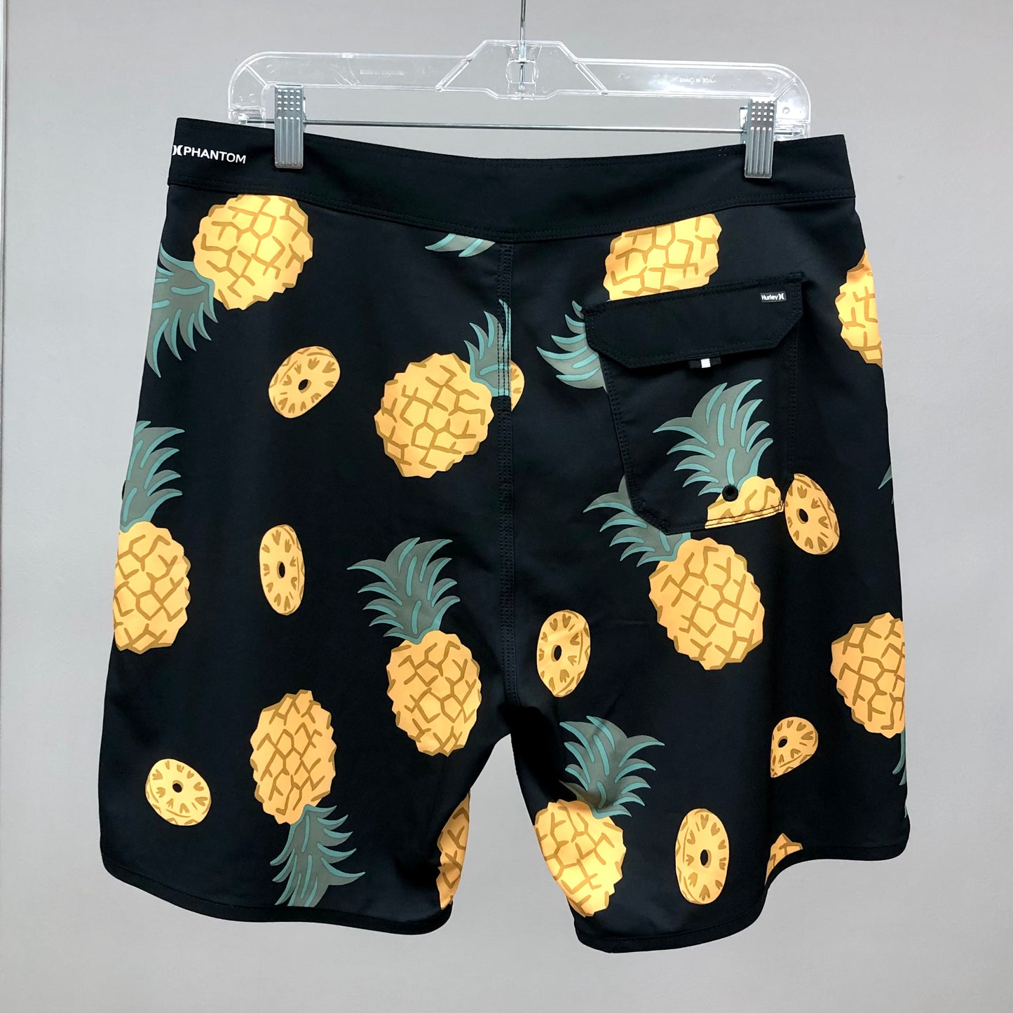 Short de baño Hurley 🏄🏽‍♂️ color negro con diseño de piñas talla M