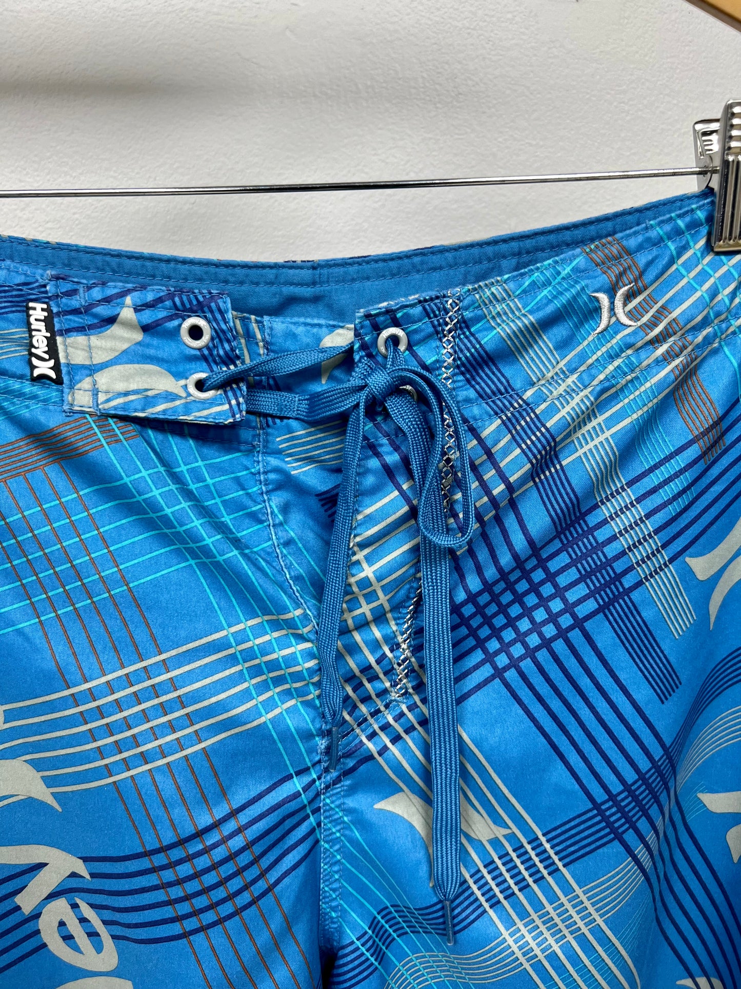 Short de baño Hurley 🏄🏽‍♂️ color azul y diseño de líneas en color celeste y gris y con logo en color gris Talla XXL