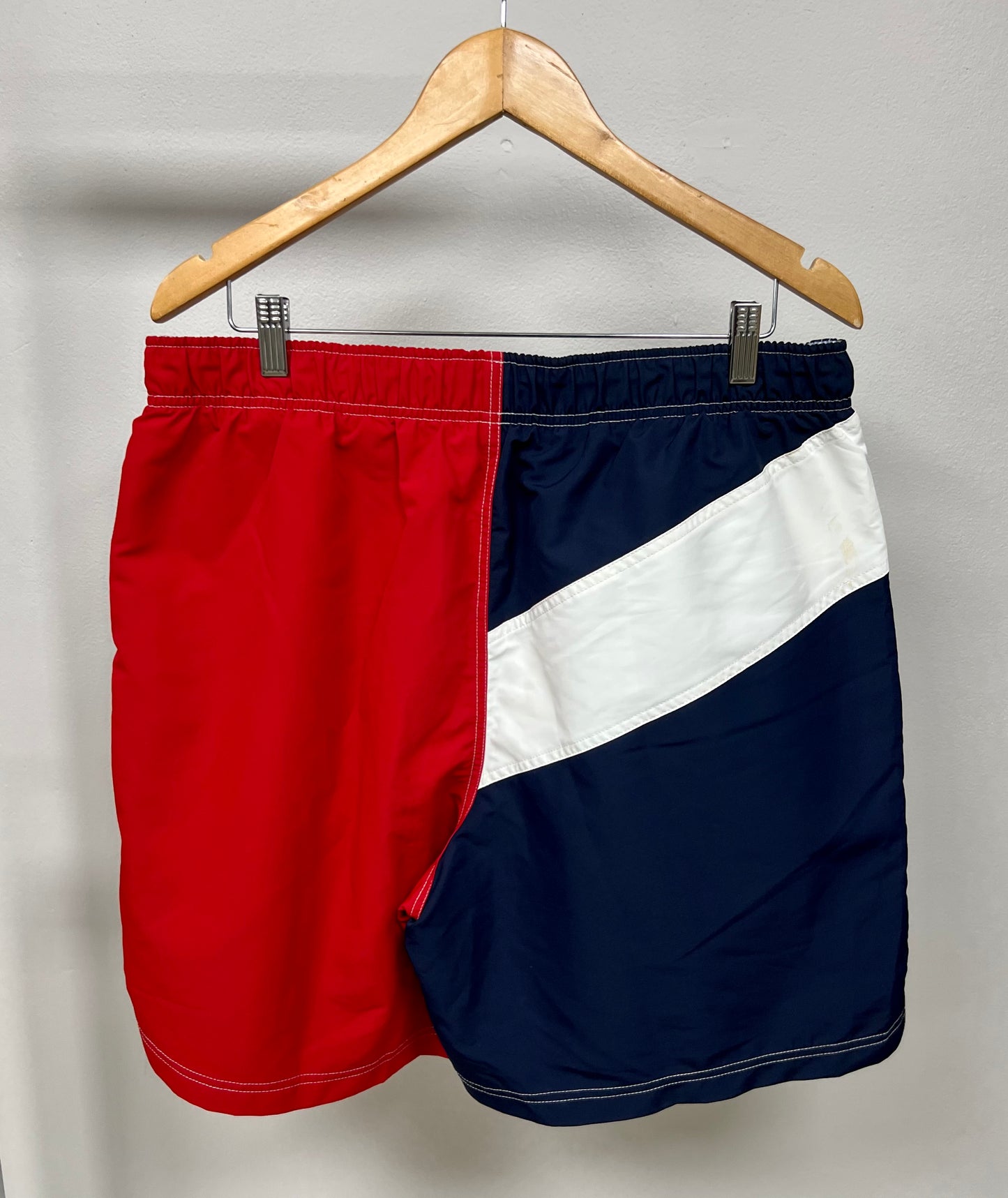 Short de baño Tommy Hilfiger color azul y rojo con franja en color blanco talla XL