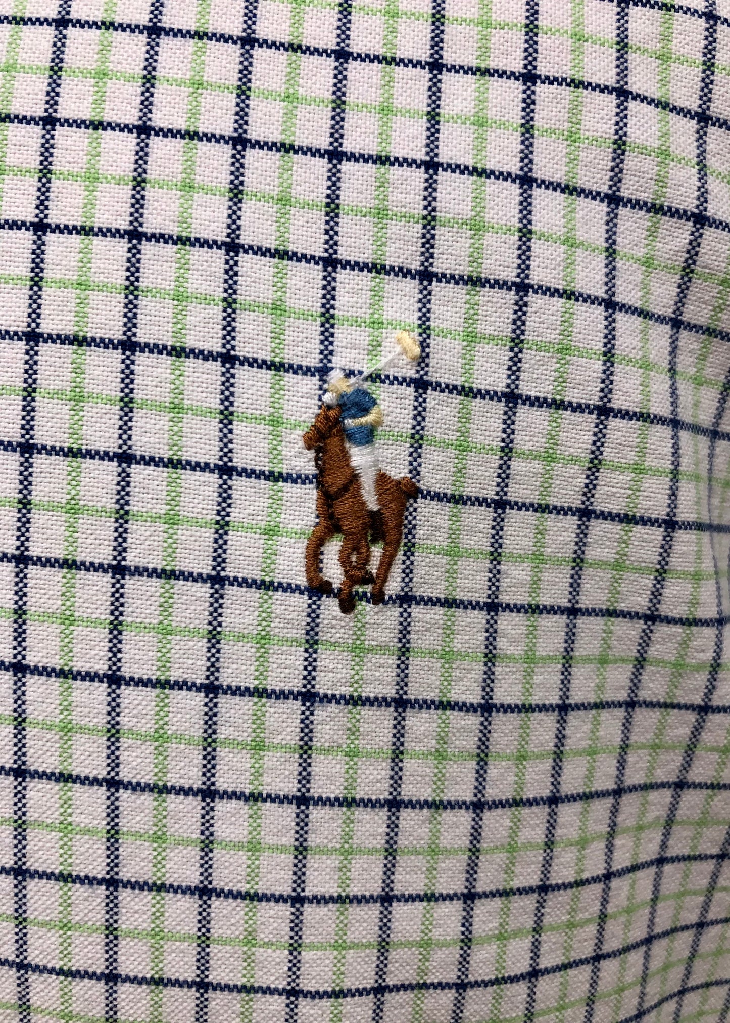 Camisa Polo Ralph Lauren 🏇🏼 color blanco con patron de cuadros azul navy y verde Talla M Entalle Regular