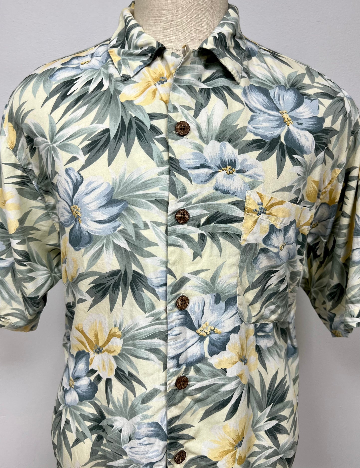 Camisa de botones Tommy Bahama 🌴 amarillo claro con diseño de hojas y flores Talla L Entalle Regular