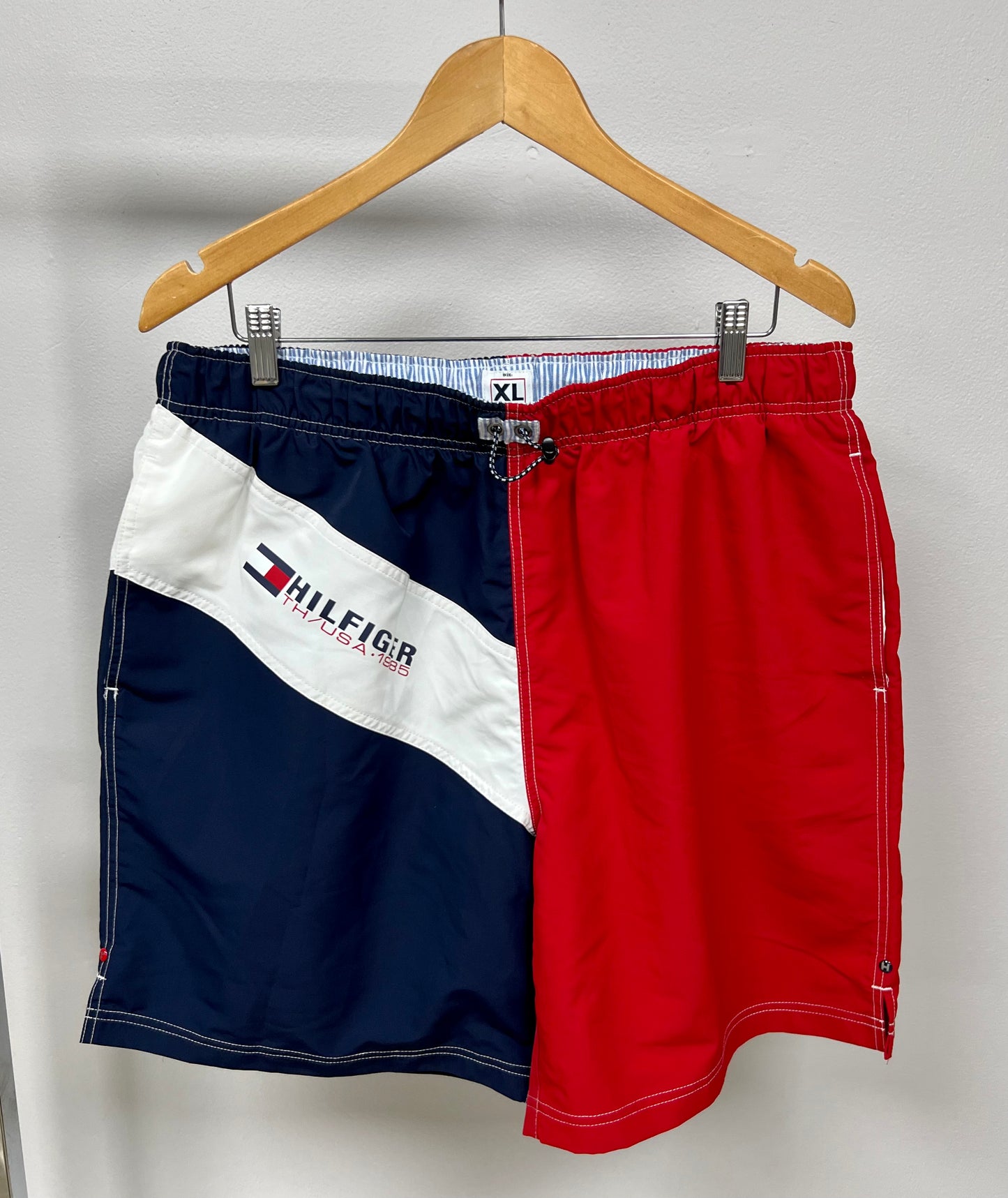 Short de baño Tommy Hilfiger color azul y rojo con franja en color blanco talla XL