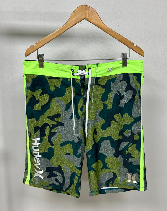 Traje de baño Hurley 🏄🏽‍♂️ con diseño de camuflaje en color verde oscuro y gris con logo en color plateado Talla Medium (32)