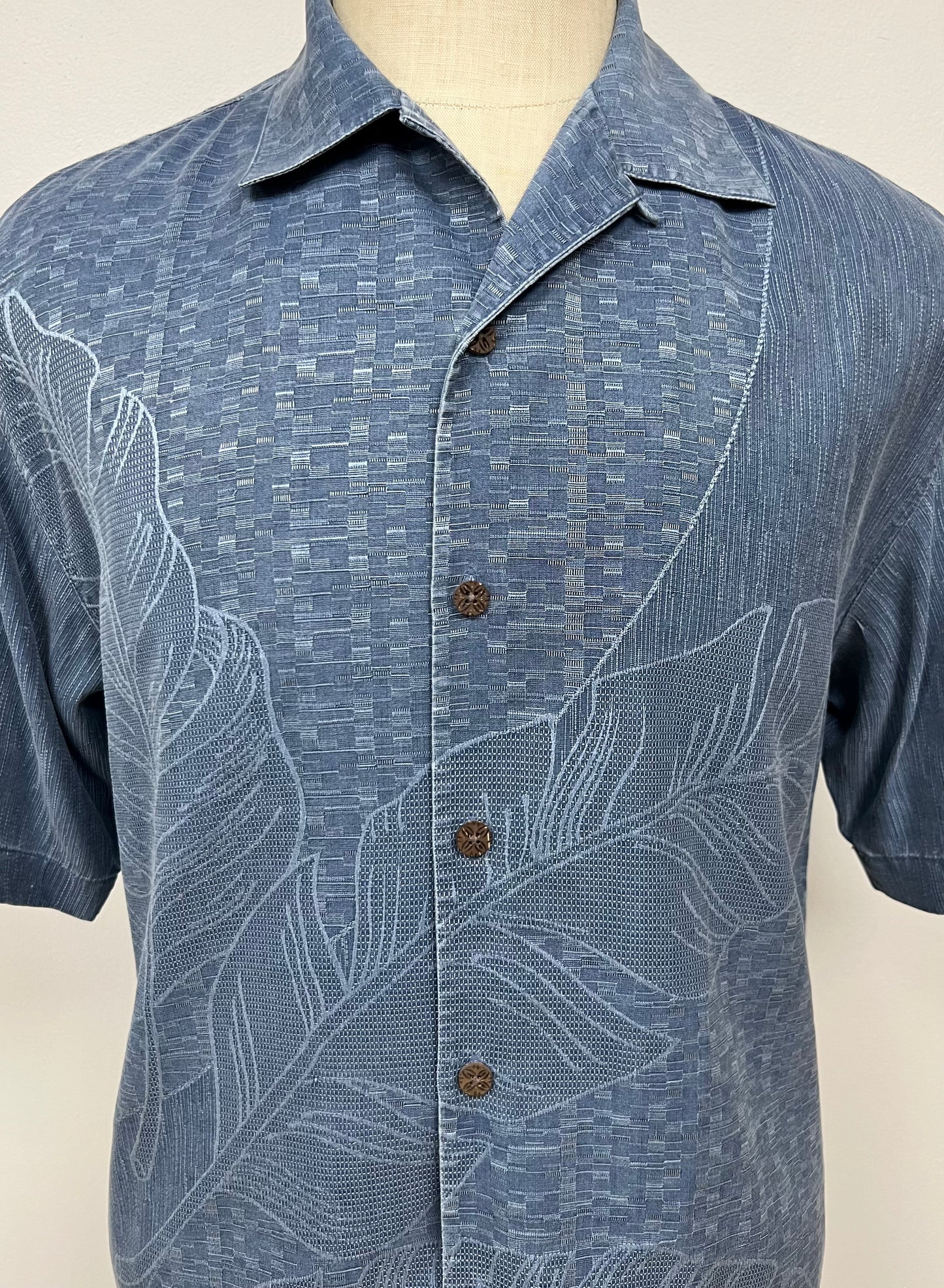 Camisa de botones Tommy Bahama  🌴color azul con diseño de hojas Talla M Entalle Regular