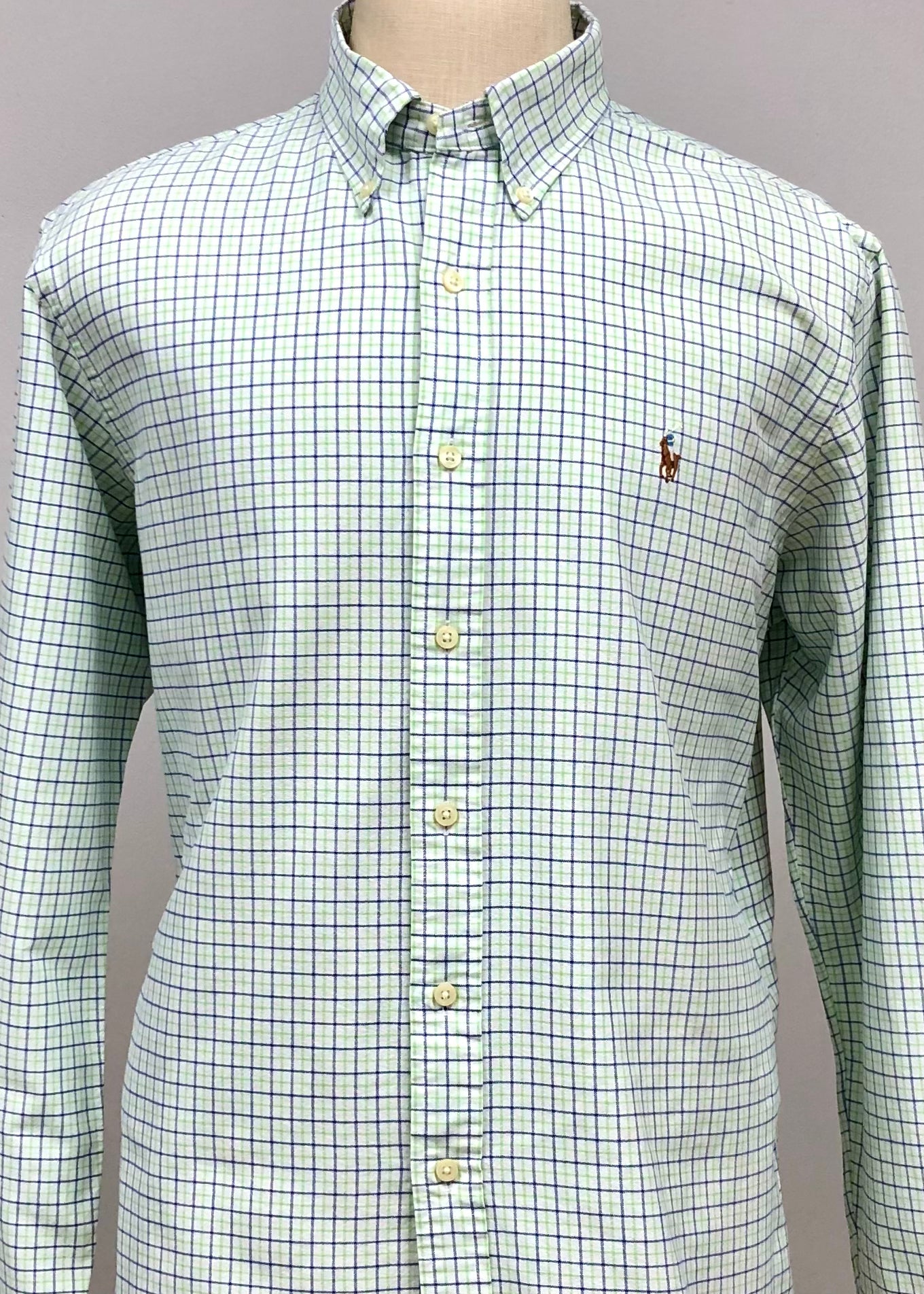 Camisa Polo Ralph Lauren 🏇🏼 color blanco con patron de cuadros azul navy y verde Talla M Entalle Regular