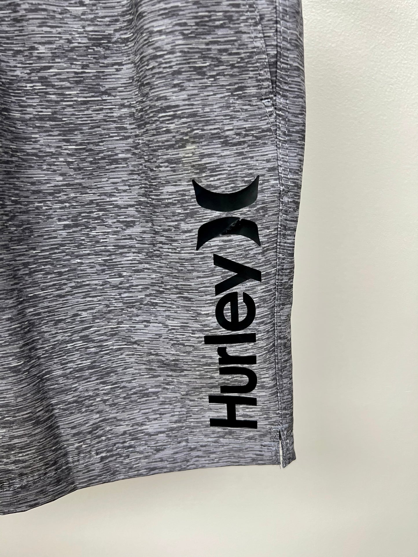 Short de baño Hurley 🏄🏽‍♂️ gris degradado y logo en color negro talla S