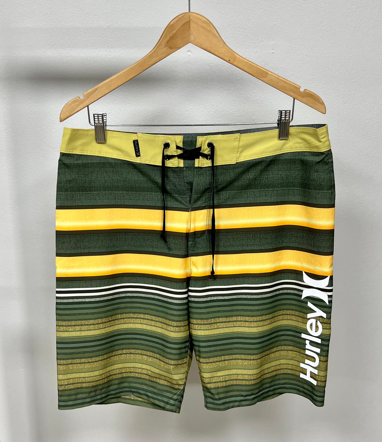 Traje de baño Hurley 🏄🏽‍♂️ con patrón de rayas en color verde y amarillo con logo en color blanco Talla Medium (32)