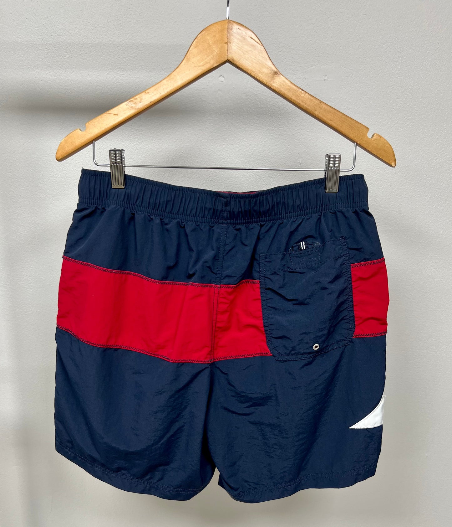 Short de baño color azul navy con franjas en color rojo y logo en color blanco Nautica ⚓️ talla M