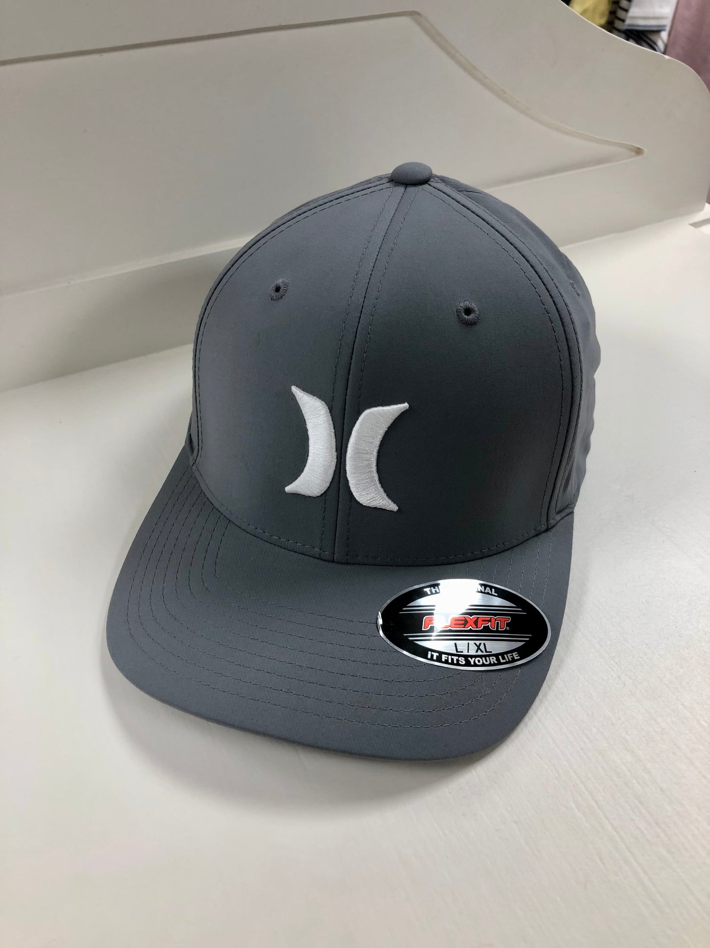 Gorra Hurley 🏄🏽‍♂️ color gris y logotipo en color blanco