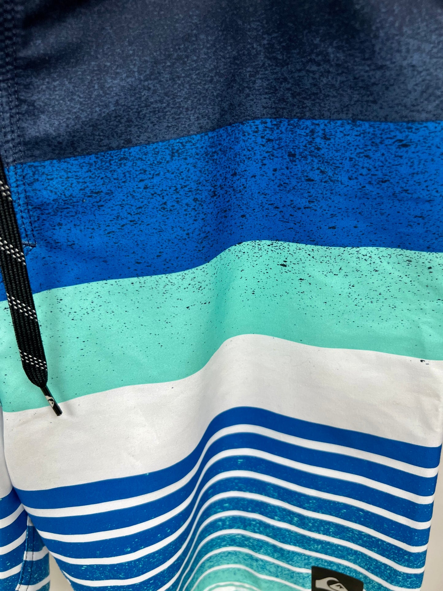 Traje de baño QuickSilver 🏄🏽‍♂️ con patrón de rayas en color azul, celeste y blanco con logo en color negro Talla Medium (32)