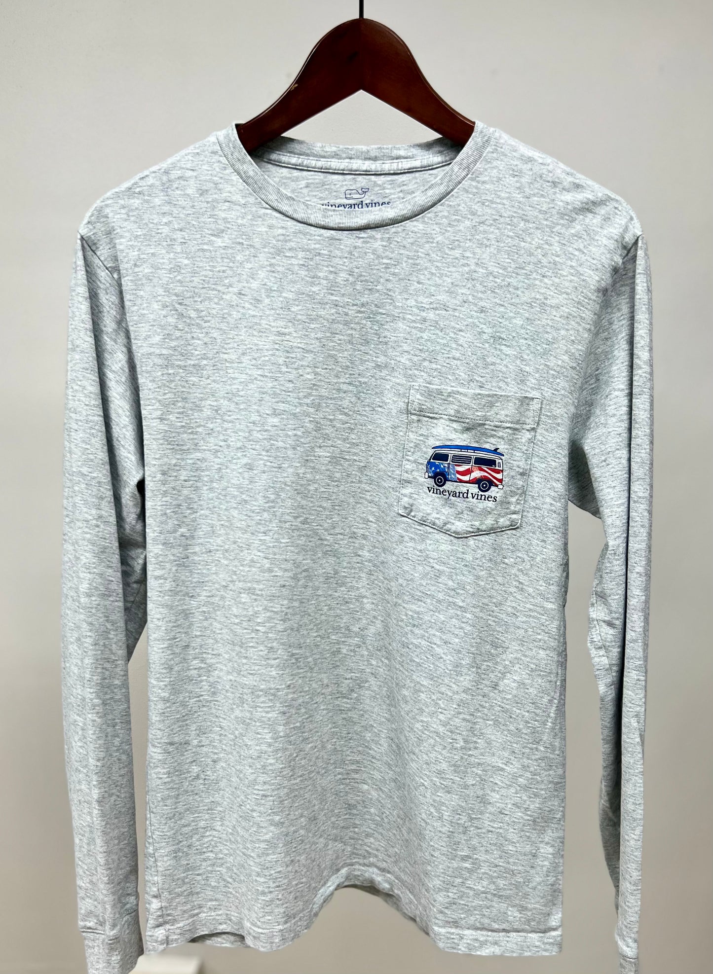 Camiseta de bolsillo Vineyard Vines 🐳 color gris con Diseño de Vans Talla Small