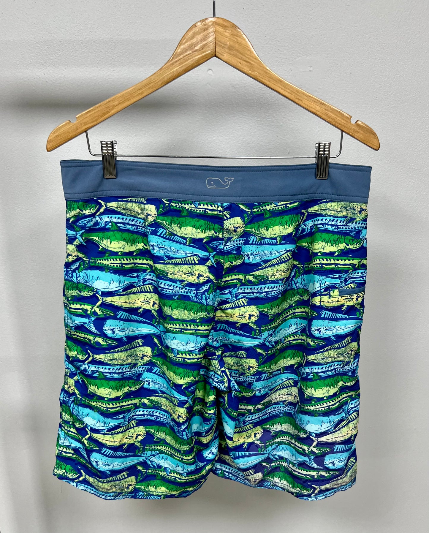 Boardshort de baño en color azul y diseño de peces en verde y aqua Vineyard Vines talla 32