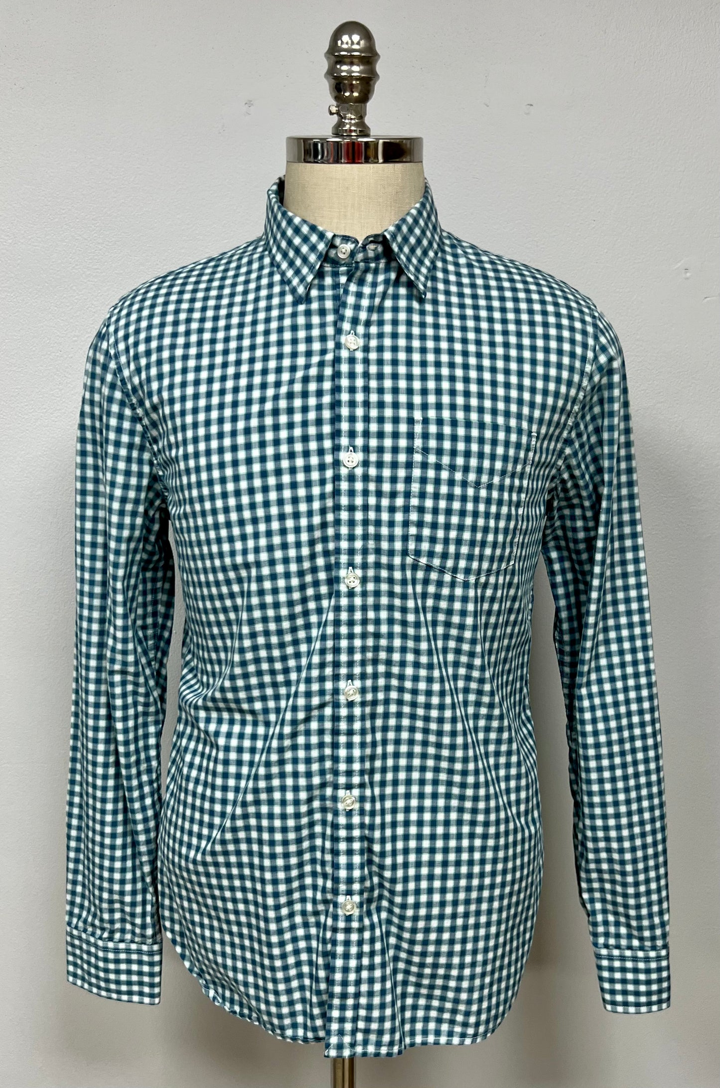 Camisa Lucky Brand 🍀 con patrón de cuadros gingham en color verde oscuro y blanco Talla M Entalle Regular