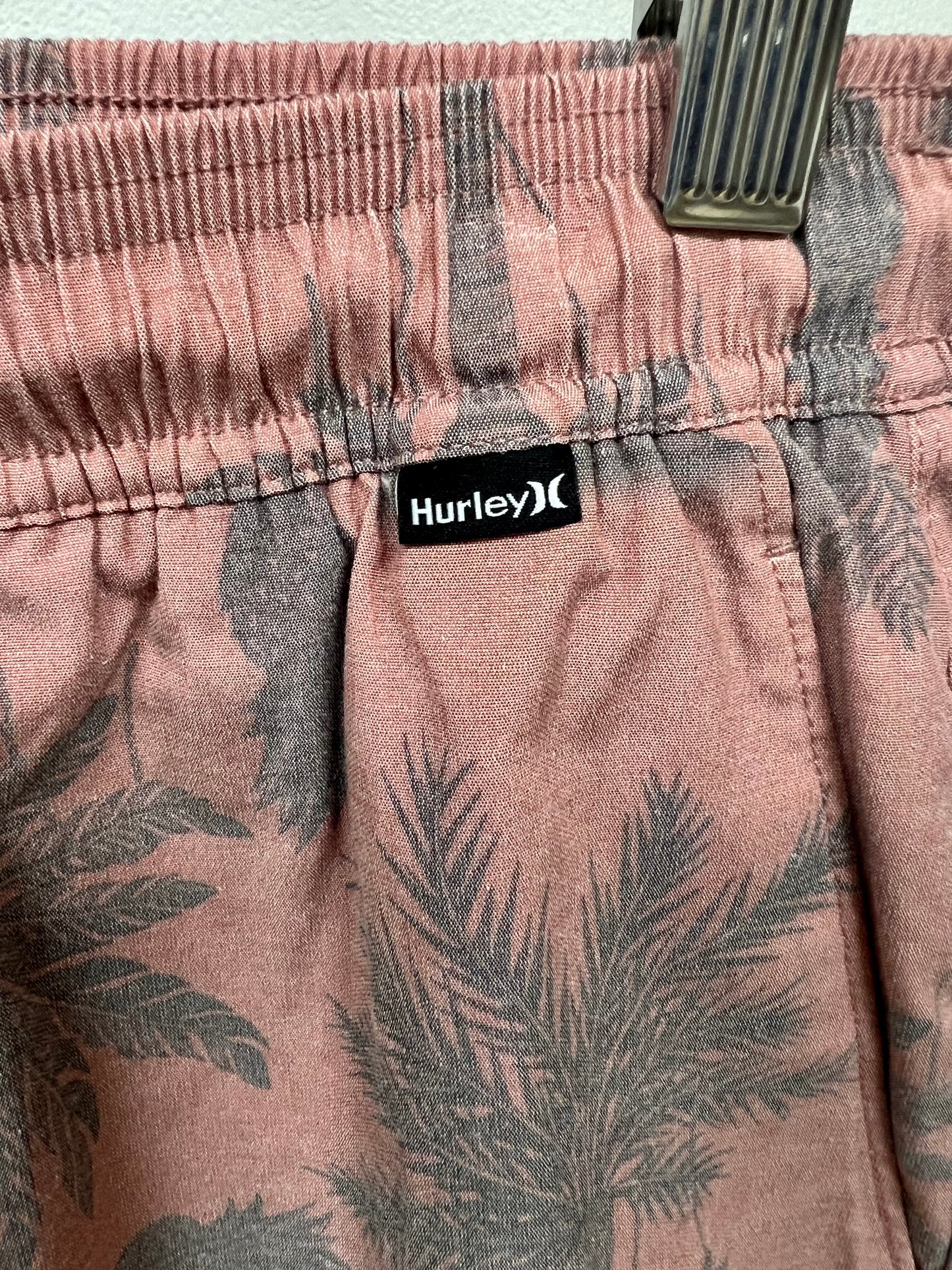 Short de baño Hurley 🏄🏽‍♂️ rosado oscuro con diseño de palmeras en color gris talla M