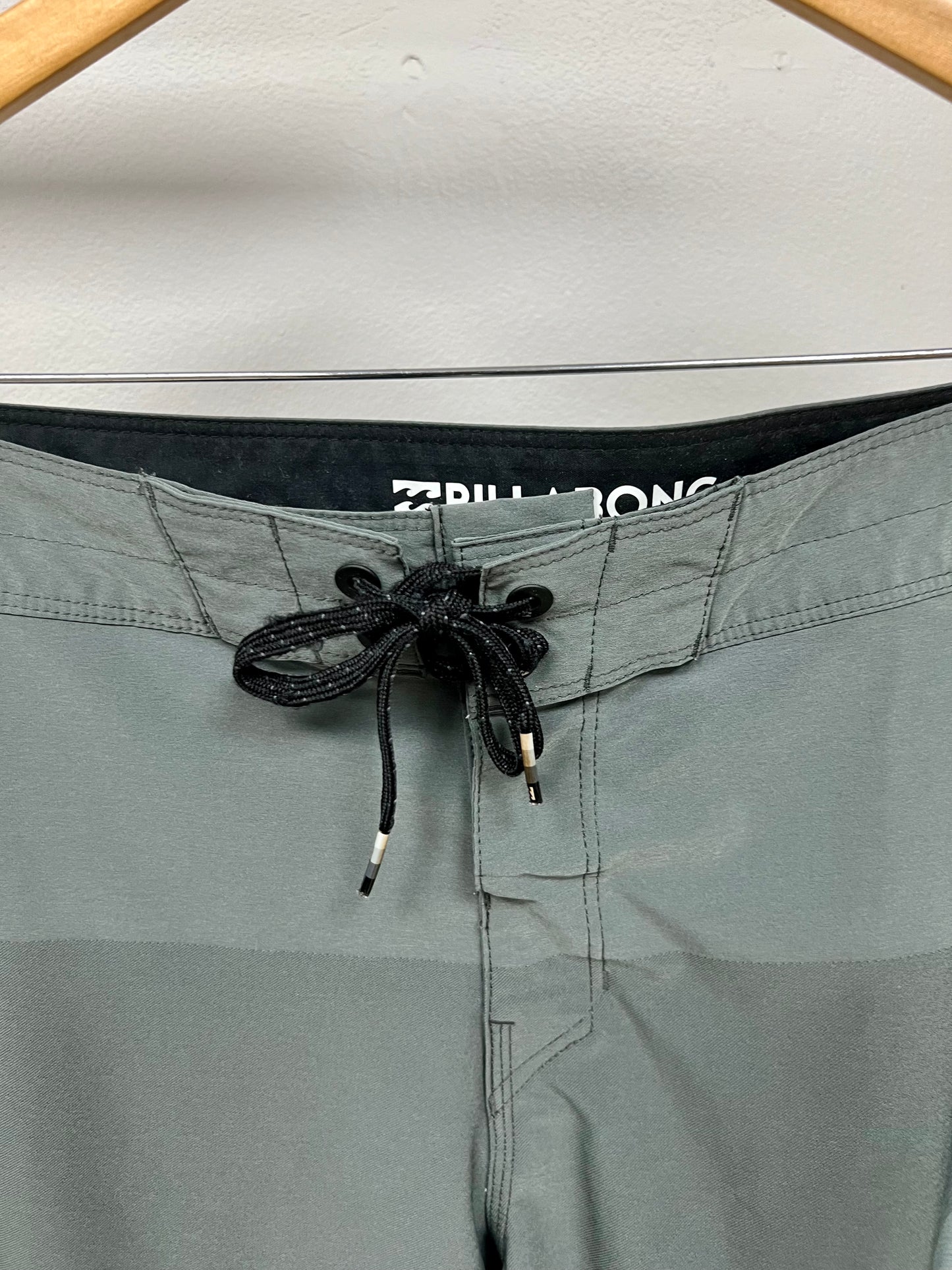 Short de baño Billabong 🏄🏽‍♂️ con diseño de rayas en color gris claro y gris oscuro con logo en color negro Talla L (34)