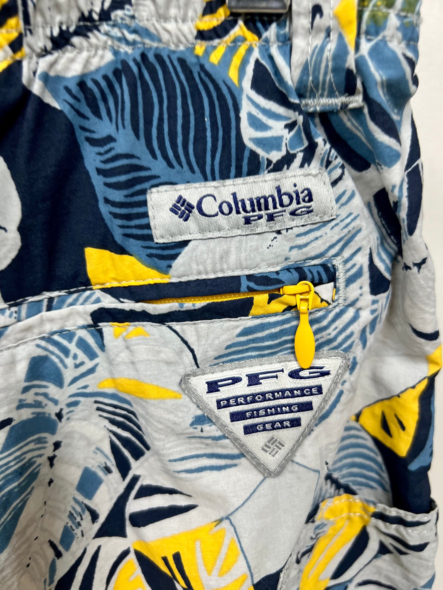 Short de baño Columbia con diseño de hojas en color amarillo, azul y celeste, talla M