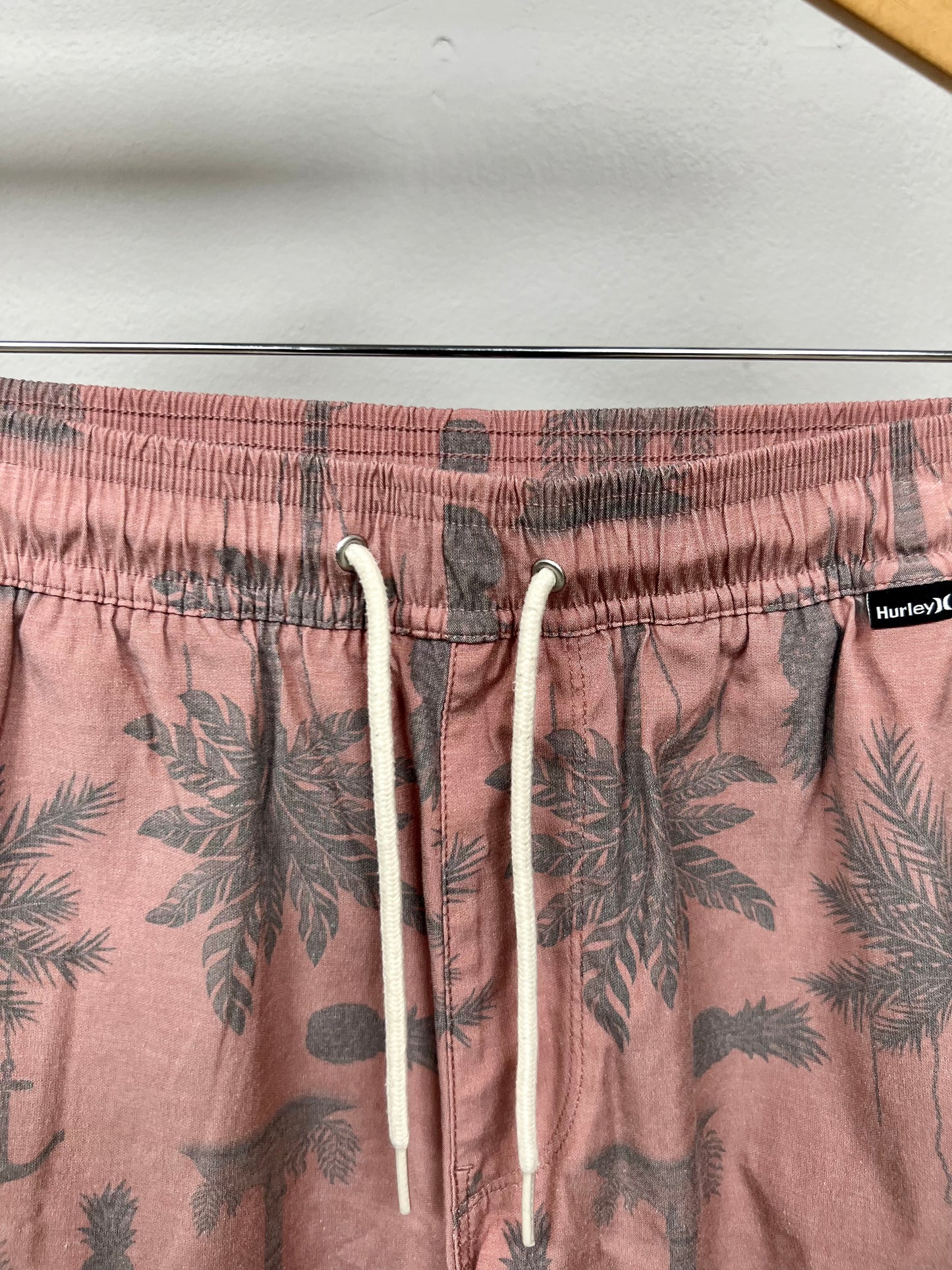 Short de baño Hurley 🏄🏽‍♂️ rosado oscuro con diseño de palmeras en color gris talla M