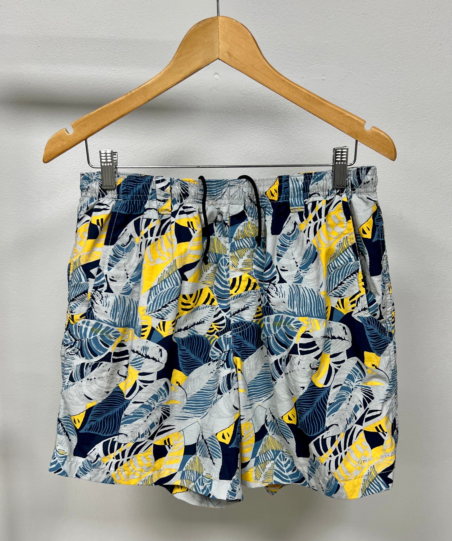 Short de baño Columbia con diseño de hojas en color amarillo, azul y celeste, talla M