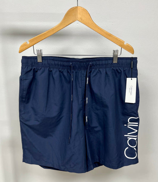 Short de baño Calvin Klein color azul y logo en color blanco talla XL