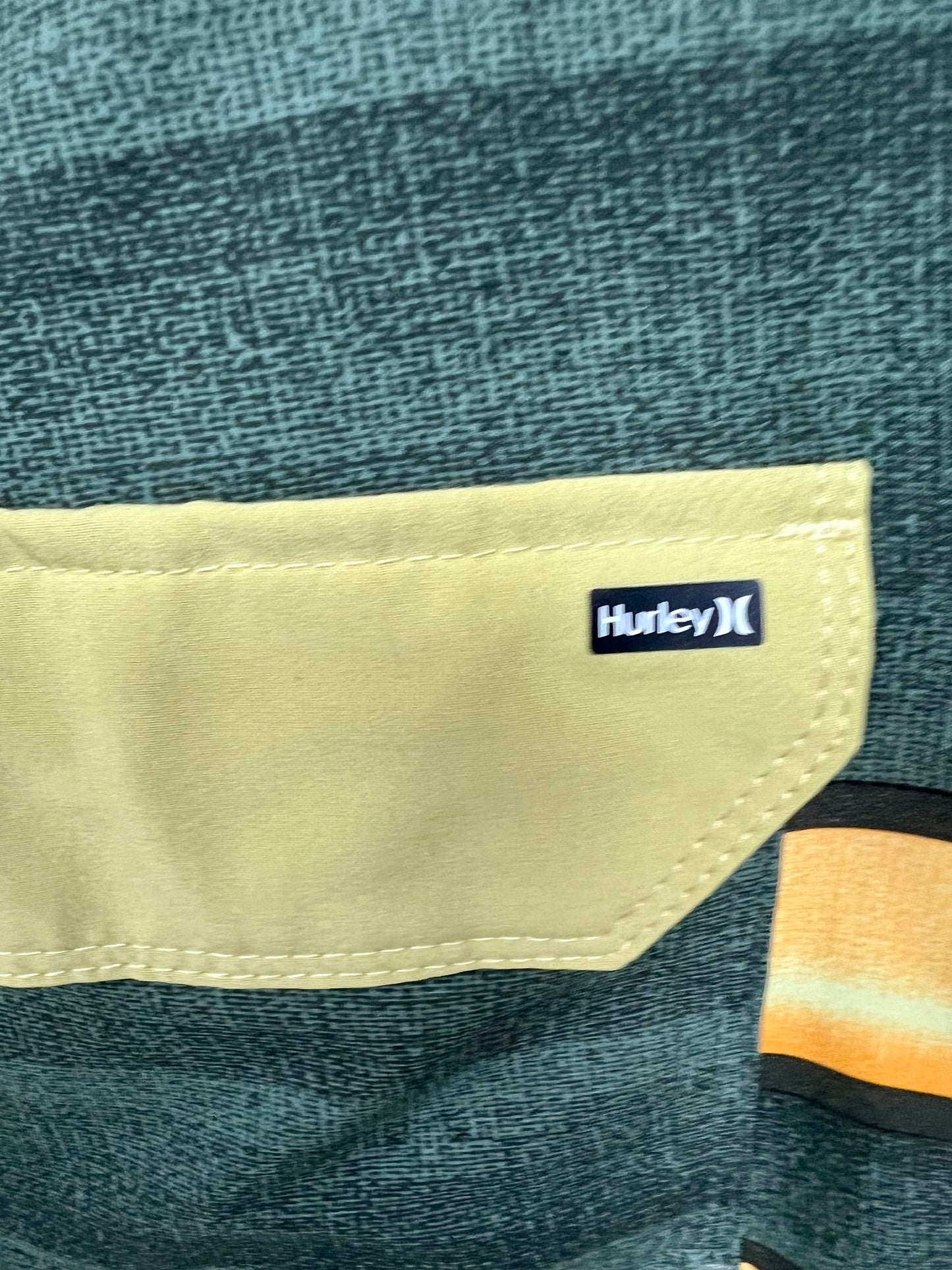 Traje de baño Hurley 🏄🏽‍♂️ con patrón de rayas en color verde y amarillo con logo en color blanco Talla Medium (32)