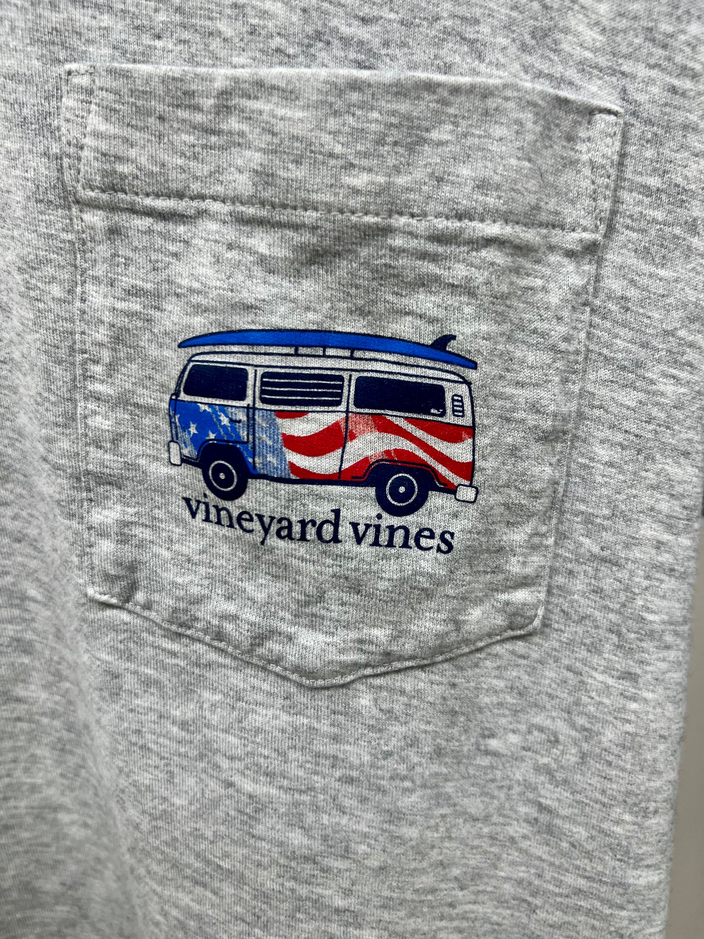 Camiseta de bolsillo Vineyard Vines 🐳 color gris con Diseño de Vans Talla Small