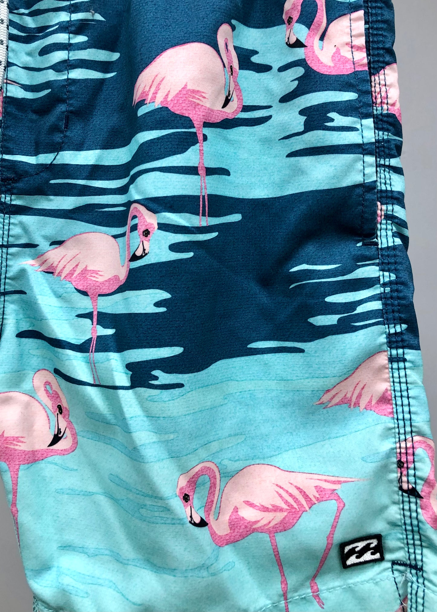 Short de baño Billabong 🏄🏽‍♂️ color azul y celeste con diseño de flamingos con logo en color negro Talla M