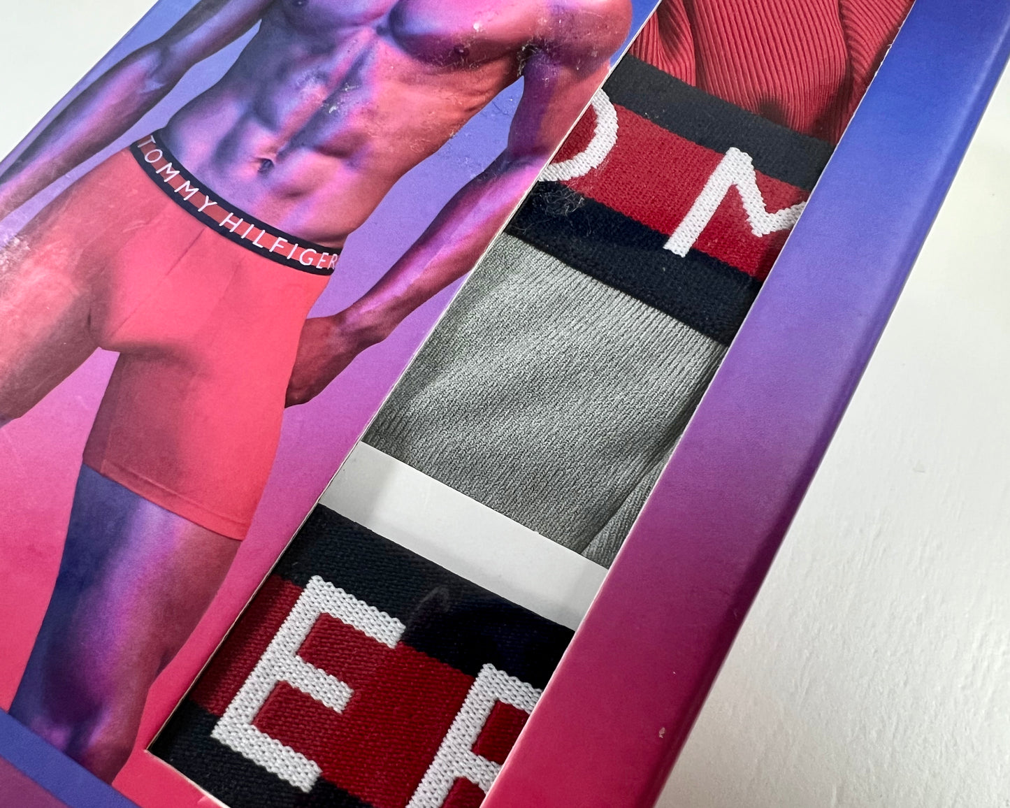 Paquete de 3 Boxers Briefs Tommy Hilfiger 🇺🇸 Tela Micro Rib color Rojo, gris y negro Talla S