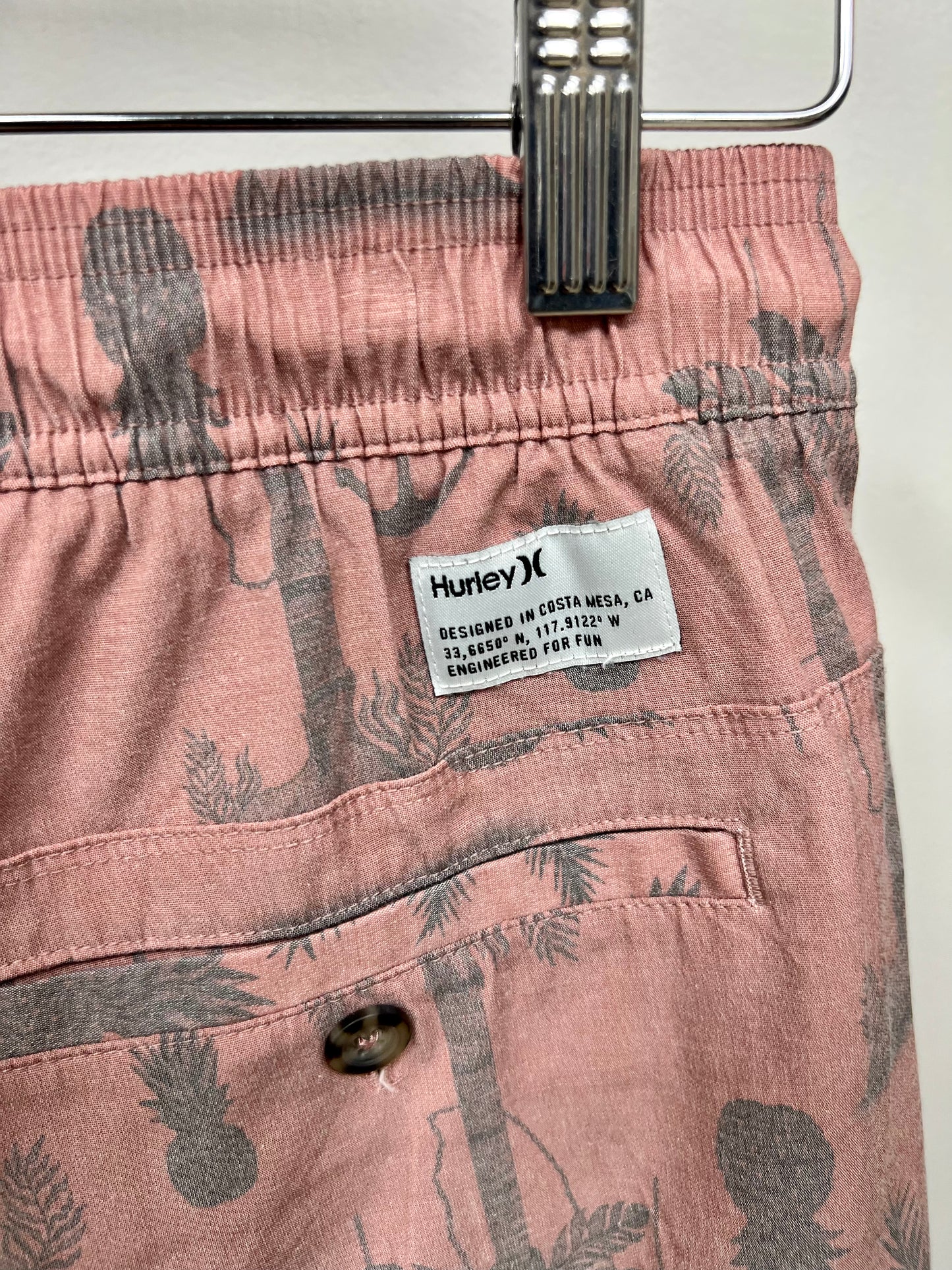 Short de baño Hurley 🏄🏽‍♂️ rosado oscuro con diseño de palmeras en color gris talla M