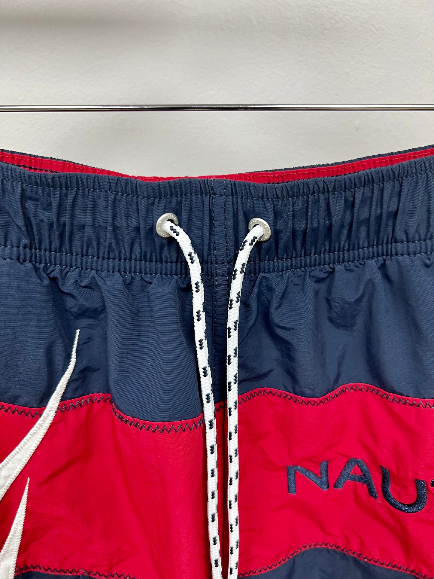 Short de baño color azul navy con franjas en color rojo y logo en color blanco Nautica ⚓️ talla M