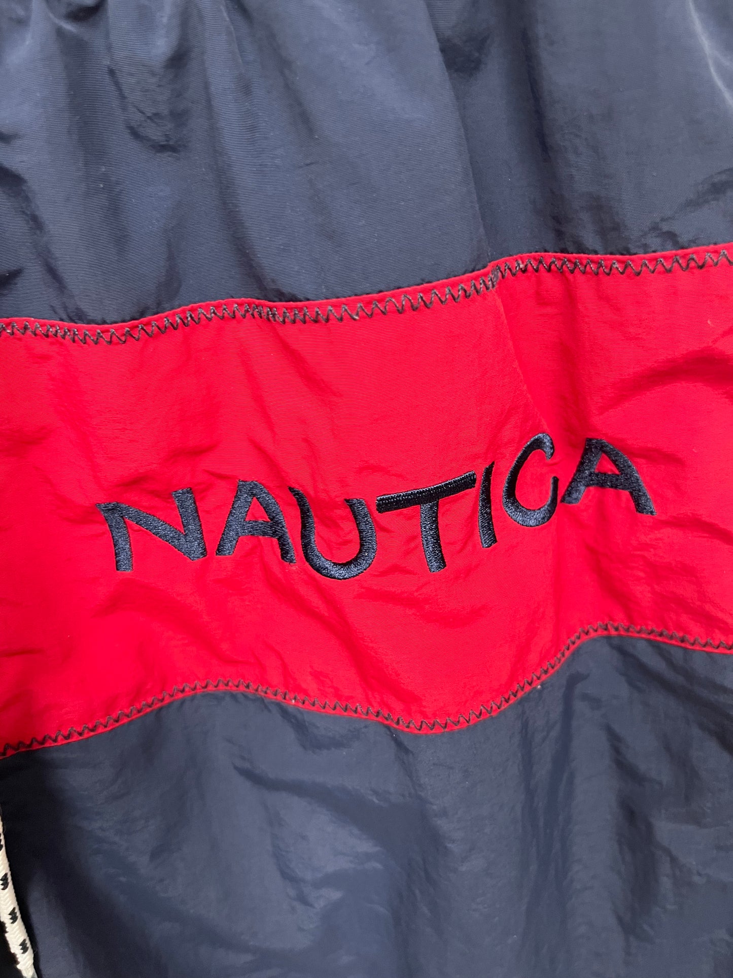 Short de baño color azul navy con franjas en color rojo y logo en color blanco Nautica ⚓️ talla M