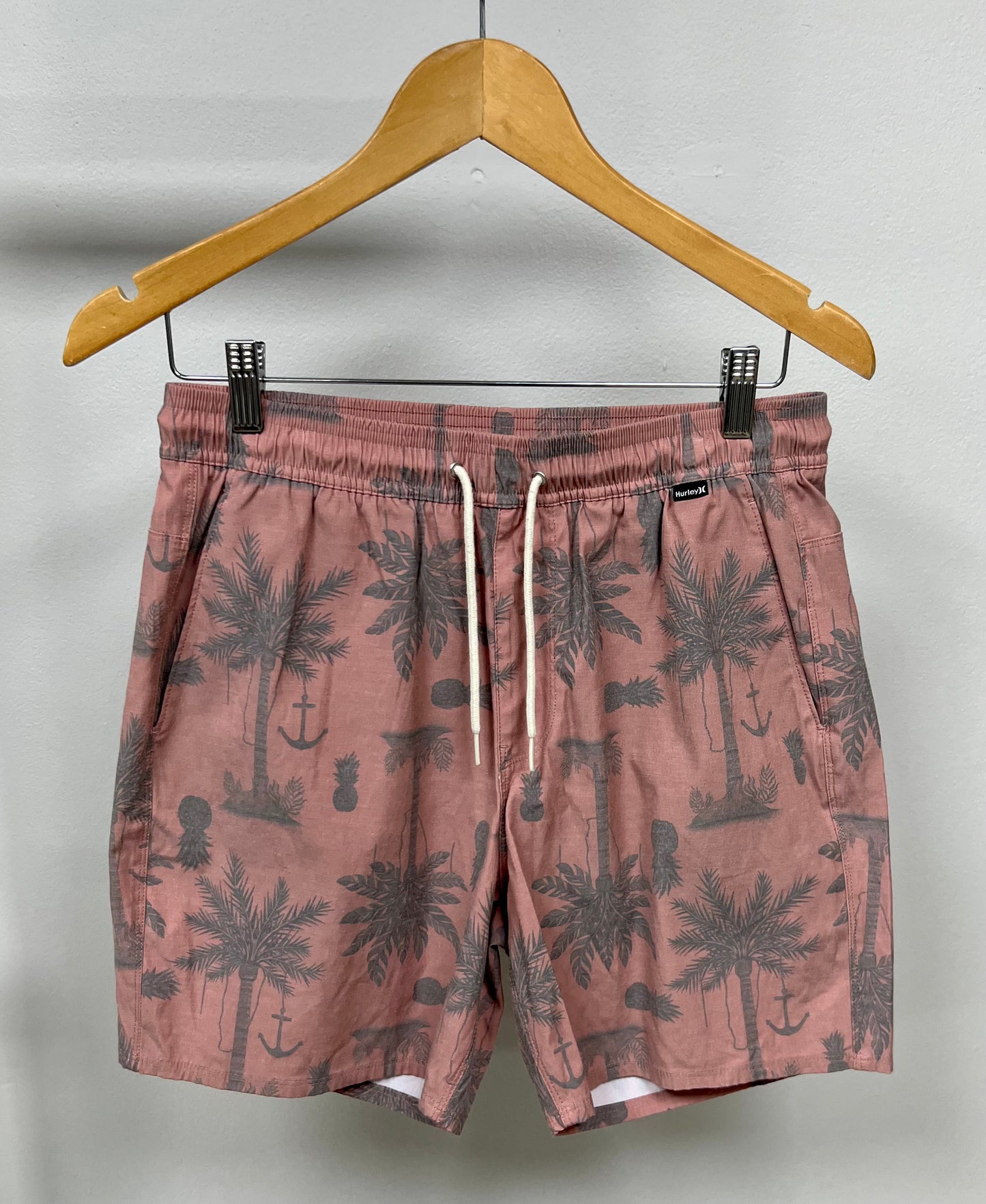 Short de baño Hurley 🏄🏽‍♂️ rosado oscuro con diseño de palmeras en color gris talla M