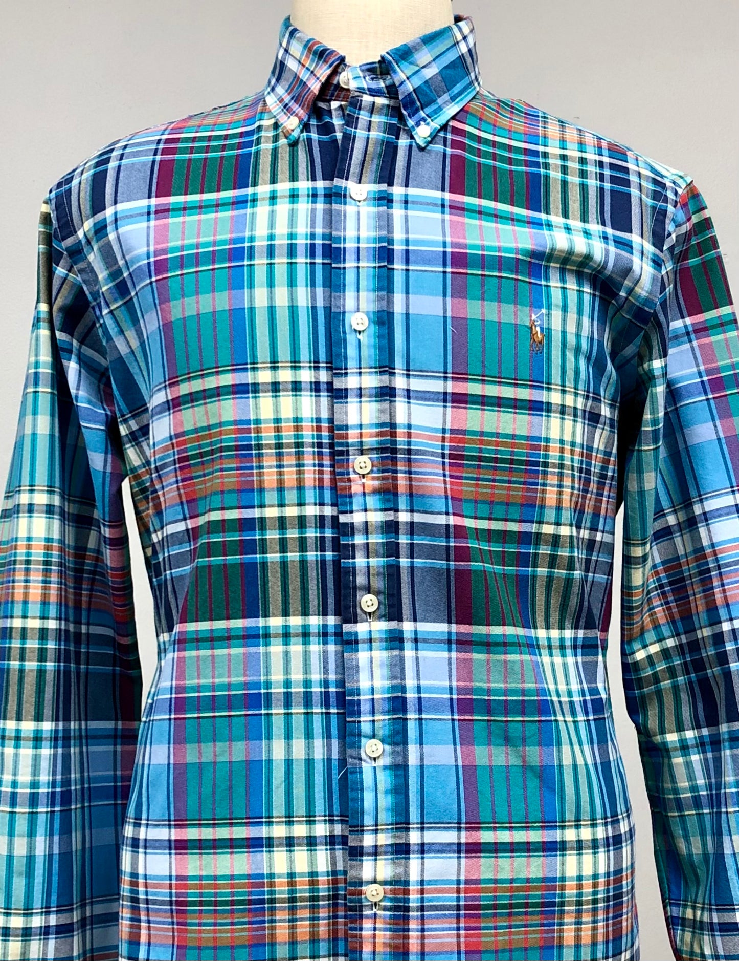 Camisa Polo Ralph Lauren 🏇🏼 con patron de cuadros tartán en color verde esmeralda, azul navy y celeste  Talla M Entalle Slim Fit