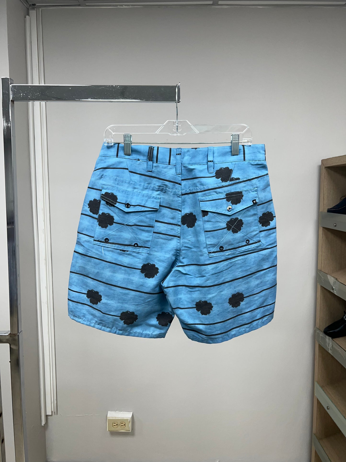 Short Casual Hurley 🏄🏽‍♂️ color Celeste con diseño con palmeras talla 32